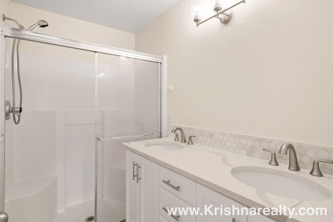 Building Photo - Charming 3 BD* 2.5 BA* Duplex **NEWLY RENOVATED** Located in Historic Orenco in the Elk Meadows C...