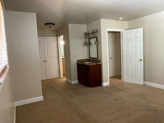 Building Photo - 3 bedroom, 3 bath, entertainment room, lib...