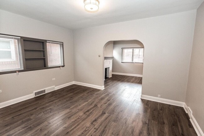 Building Photo - Stunning 5 bedroom home in Brookline available May 1!