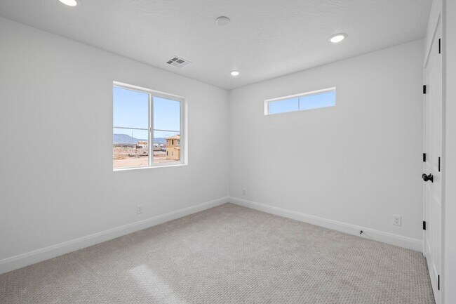 Building Photo - 646 Grn Mountain Dr