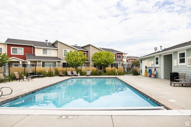 Building Photo - Spring Creek 3 Bed, 2 Bath Townhome