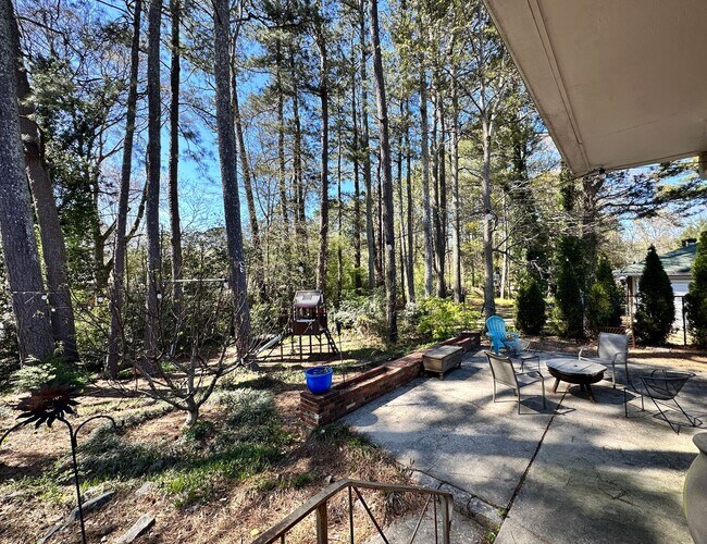 Building Photo - 3 bedroom 2 bath home in a great area filled with tons of extras you will LOVE!
