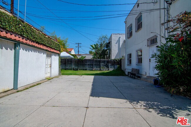 Building Photo - 157 S Mansfield Ave