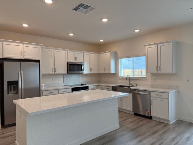 Building Photo - Beautiful 5 bed 3 bath located in West Ros...