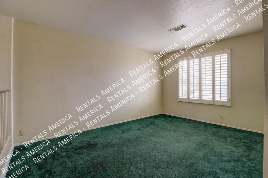 Building Photo - 2517 W Knox Rd