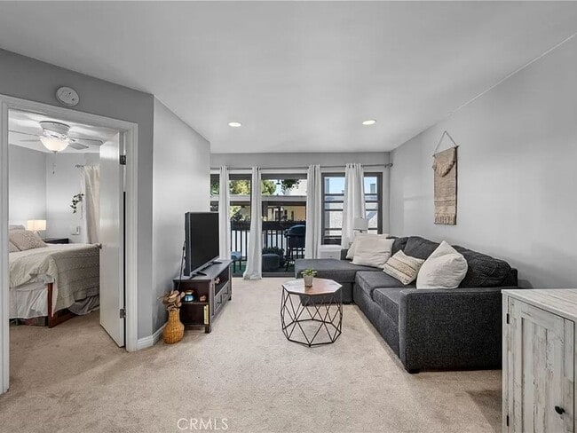 Building Photo - 1 Bedroom Condo within gated complex in Playa del Rey