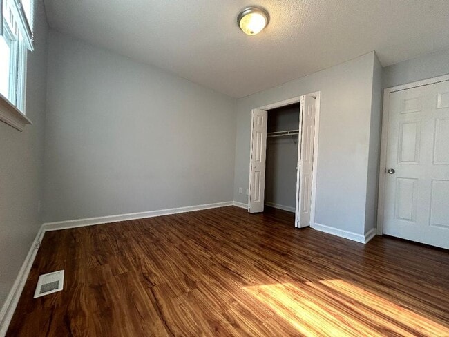 Building Photo - Spacious 3 bed Town Home!