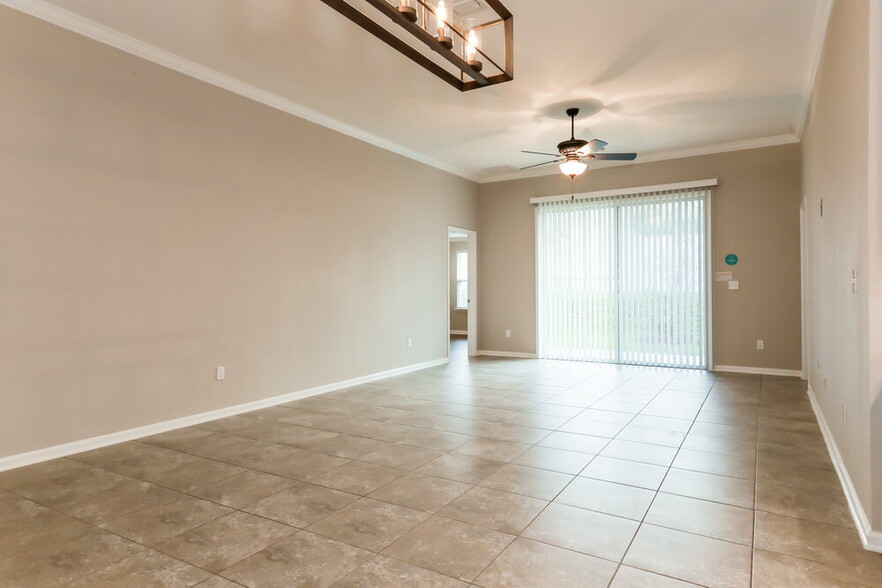 Building Photo - 2643 Salt Lake Dr