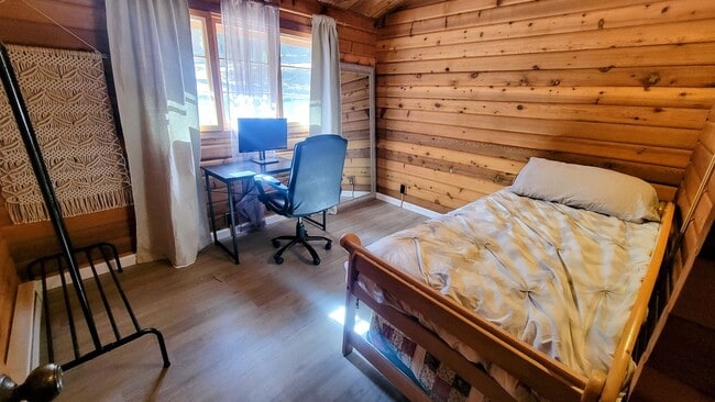 Building Photo - Delightful Log Home in the Trees - 2 Bed 1 Bath