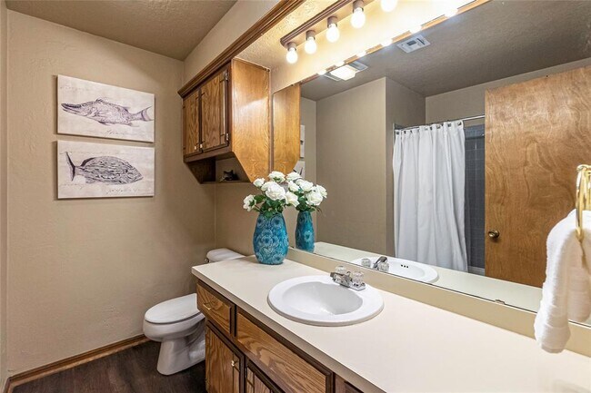 Building Photo - 512 Cypress Dr