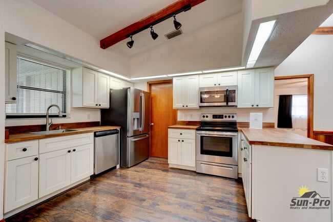 Building Photo - 2025 Willow Oak Dr