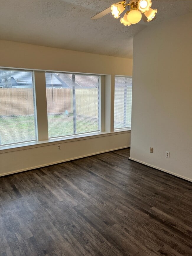 Building Photo - 10214 Green Valley Ln