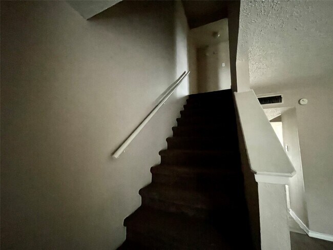 Building Photo - 702 Hargest St