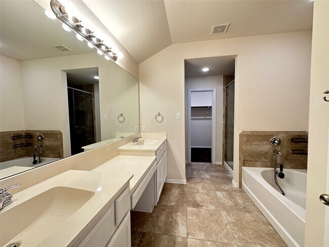 Building Photo - 16030 Dehay Ln