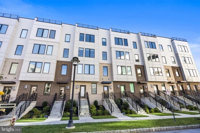 Building Photo - 908 Laurens Aly