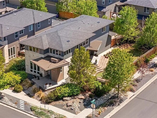Building Photo - Stunning 4BR House on corner lot in Denver...