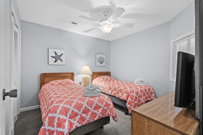 Building Photo - 1st Floor Seasonal Rental Available Octobe...