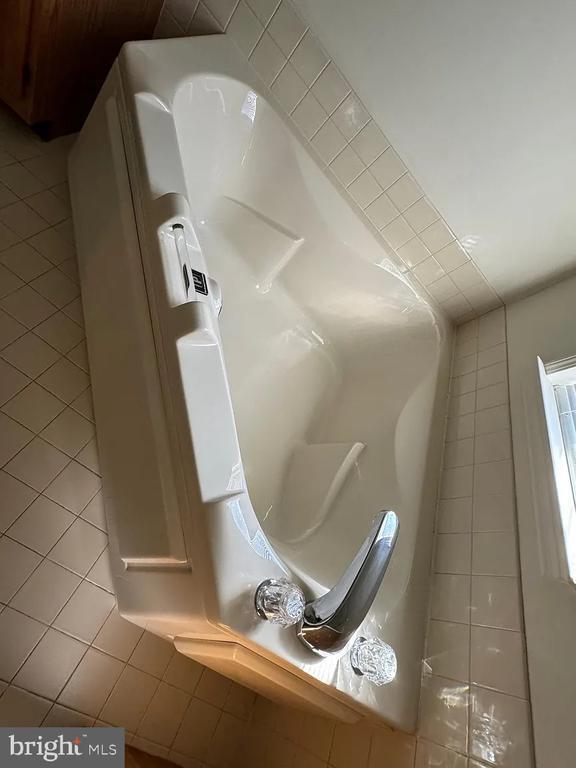 Building Photo - 518 Country Club Dr