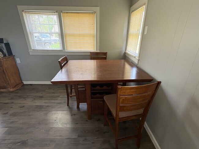 Building Photo - Fully furnished house on the outskirts of town.