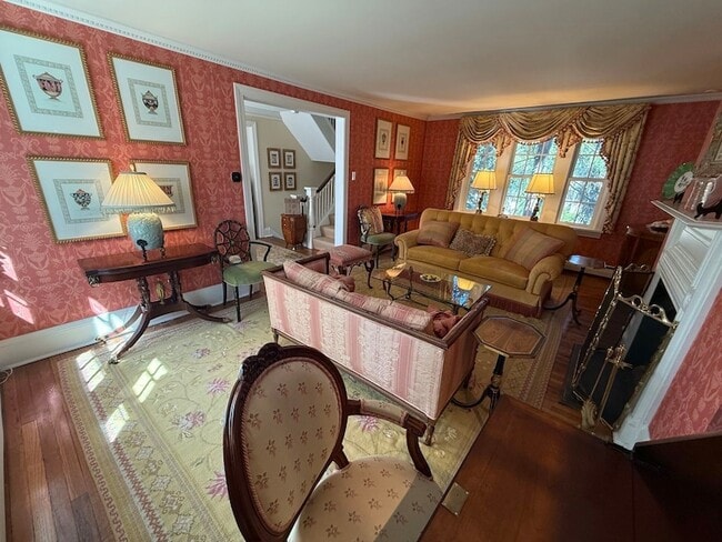 Building Photo - 506 Roslyn Pl