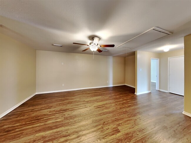 Building Photo - 226 Golden Oak Dr