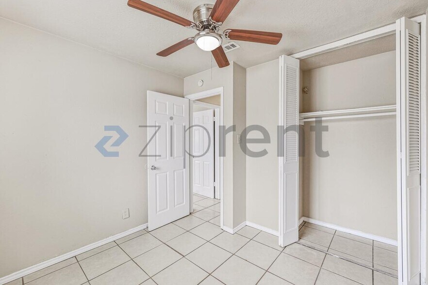 Building Photo - 6916 Shady Grove Dr