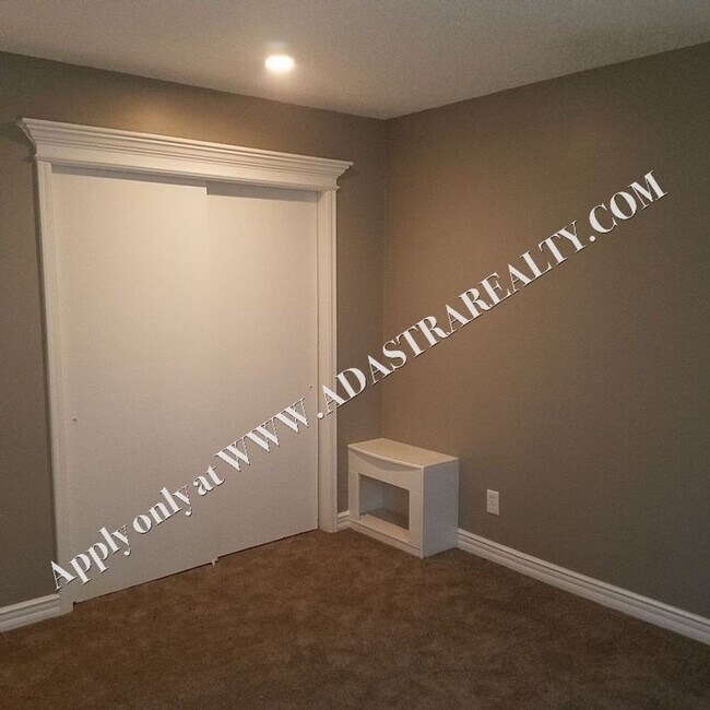 Building Photo - Gorgeous 3 Bedroom Duplex in Olathe-Availa...