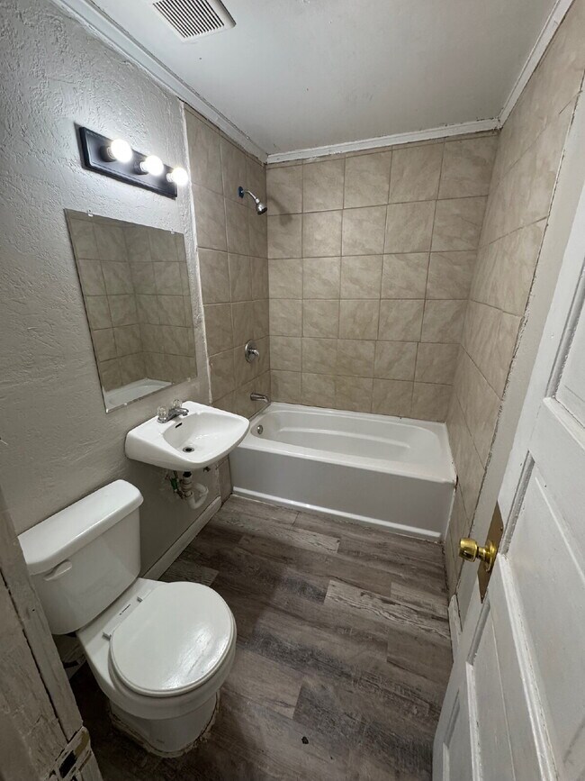 Building Photo - "Section 8 Approved Charming 2-Bedroom Duplex on East Bayley Street – Your Ideal Wichita Retreat!"