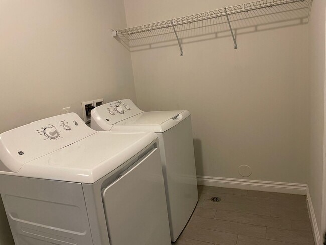 Building Photo - Shelby Township, 1st Floor Access!  2 Bedr...