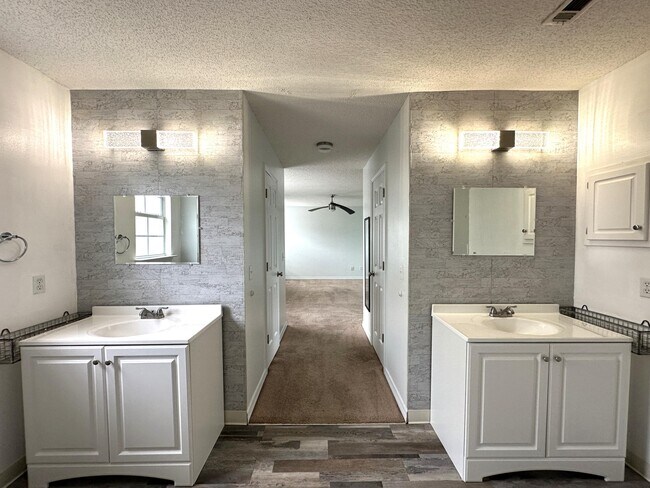 Building Photo - 139 Steeplechase Dr