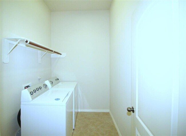 Building Photo - 2801 Enchanted Lake Dr