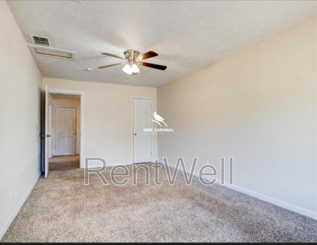 Building Photo - 1404 E Reppto St