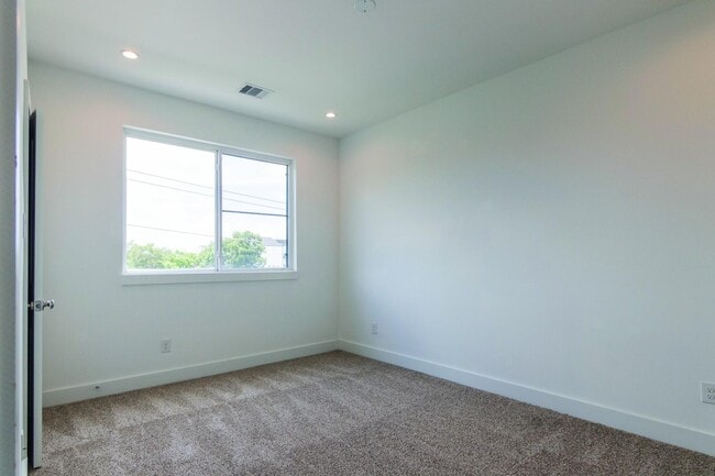 Building Photo - 5841 Dolores St