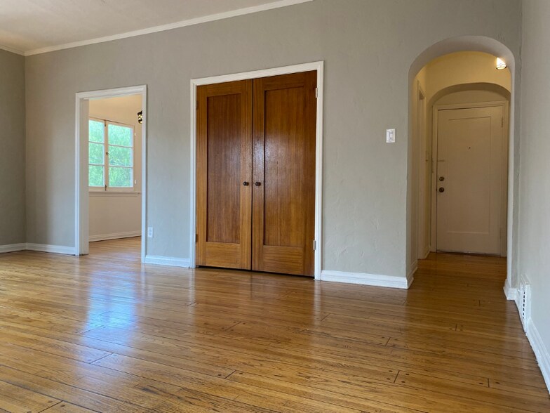 Building Photo - 415 Cloverdale Ave