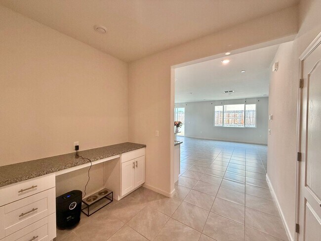 Building Photo - Bright and Modern Home in Hollister