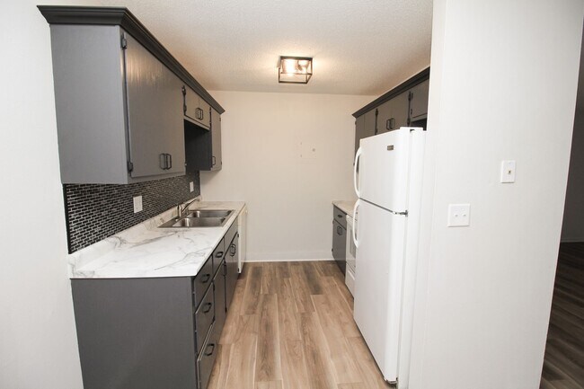 Building Photo - Renovated 2 Bed 1 Bath Apartment