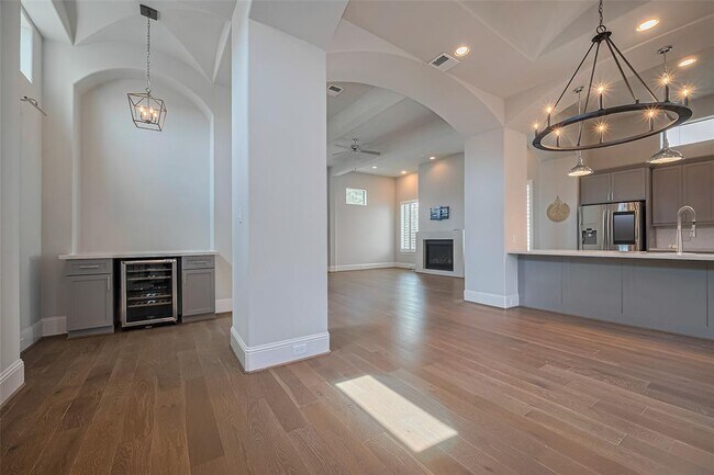 Building Photo - 1806 W 25th St