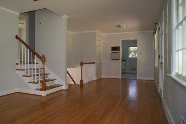 Building Photo - 913 Brookwood Dr