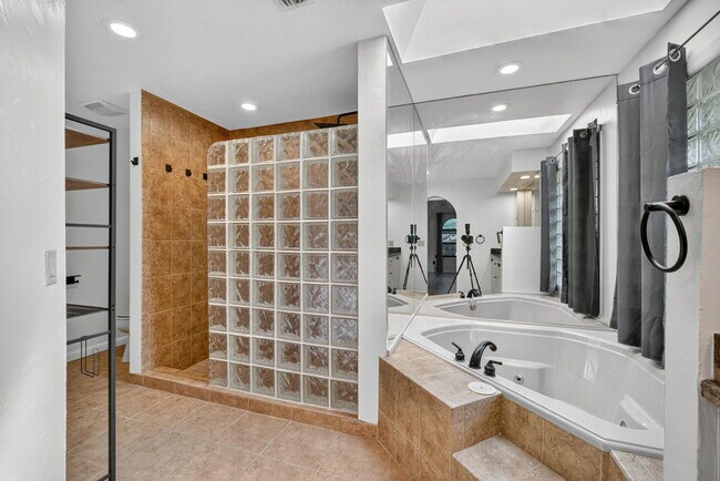 Building Photo - 1180 SW Mirror Lake Cove