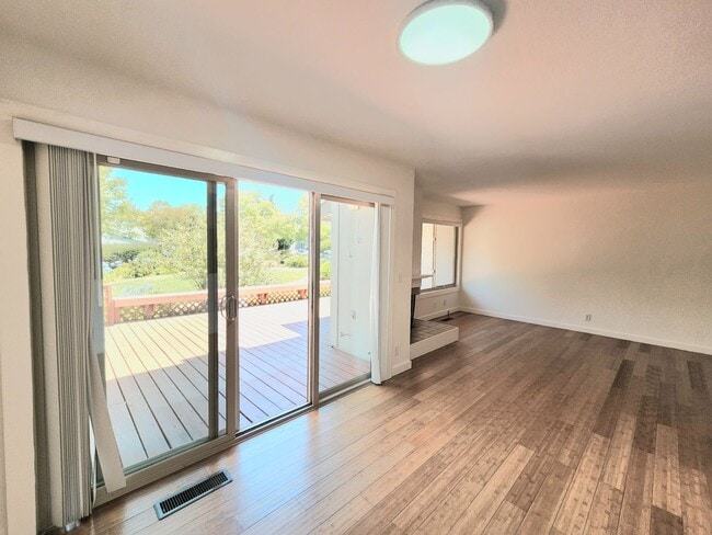 Building Photo - Spacious & bright 3 bedroom 2 bath home in...