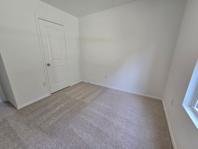 Building Photo - 1296 Maple St