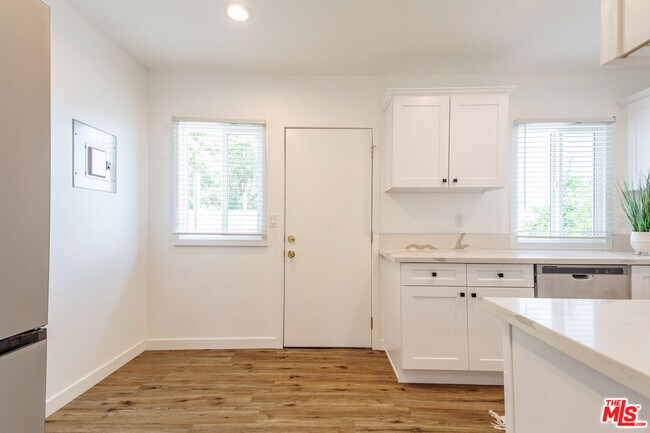 Building Photo - 1812 W Glenoaks Blvd