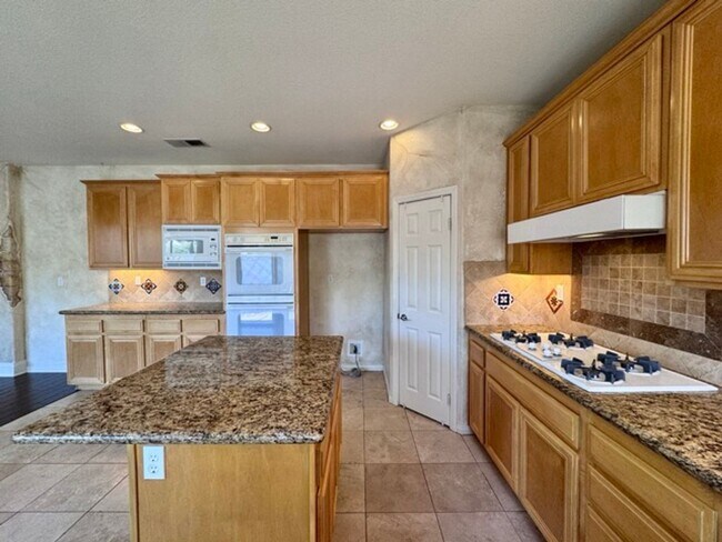 Building Photo - FOR LEASE: Stunning expansive 3 Bedroom Re...