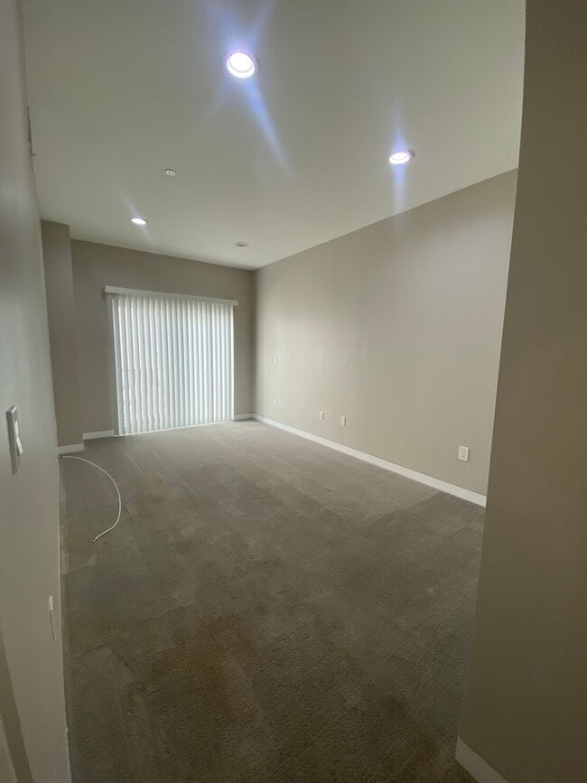 Building Photo - 2149 Carlmont Dr