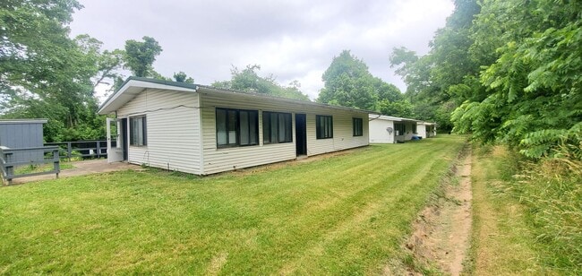 Building Photo - Finleyville 3 Bedroom 1.5 Bath Ranch $1,50...