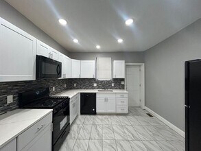 Building Photo - 2 Bedrooms 2 Bathrooms