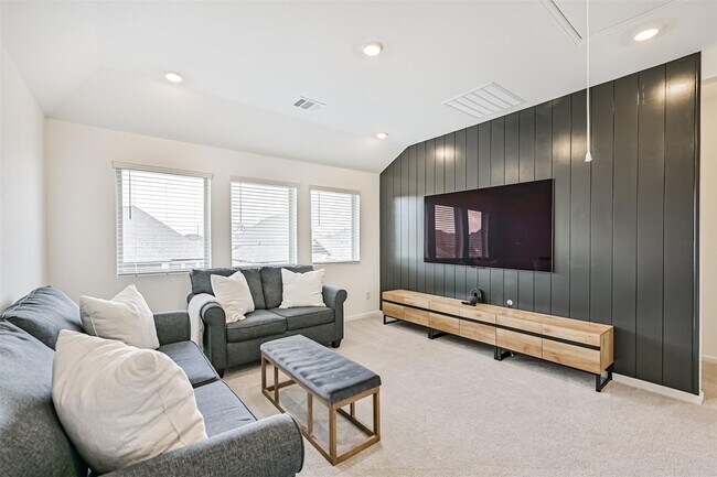 Building Photo - 5010 Walnut Grv Ln