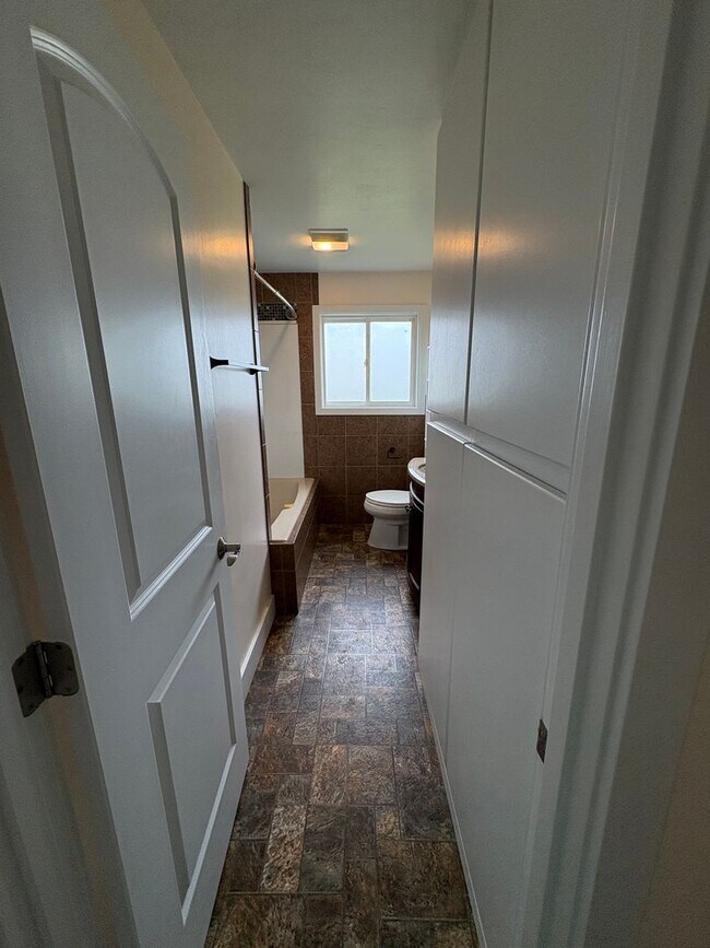 Building Photo - Quincy Country Living!