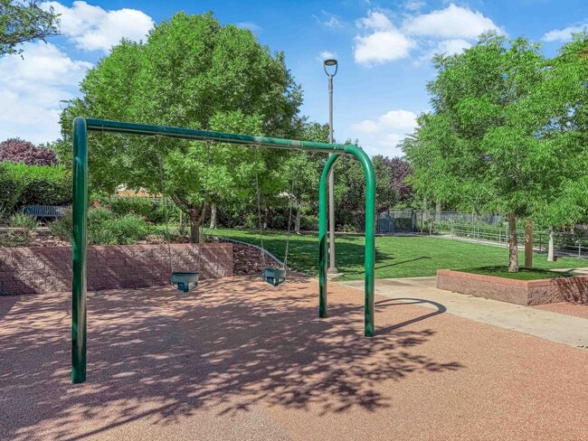 Building Photo - 2 Bed, 2.5 bath Townhome for rent in the h...