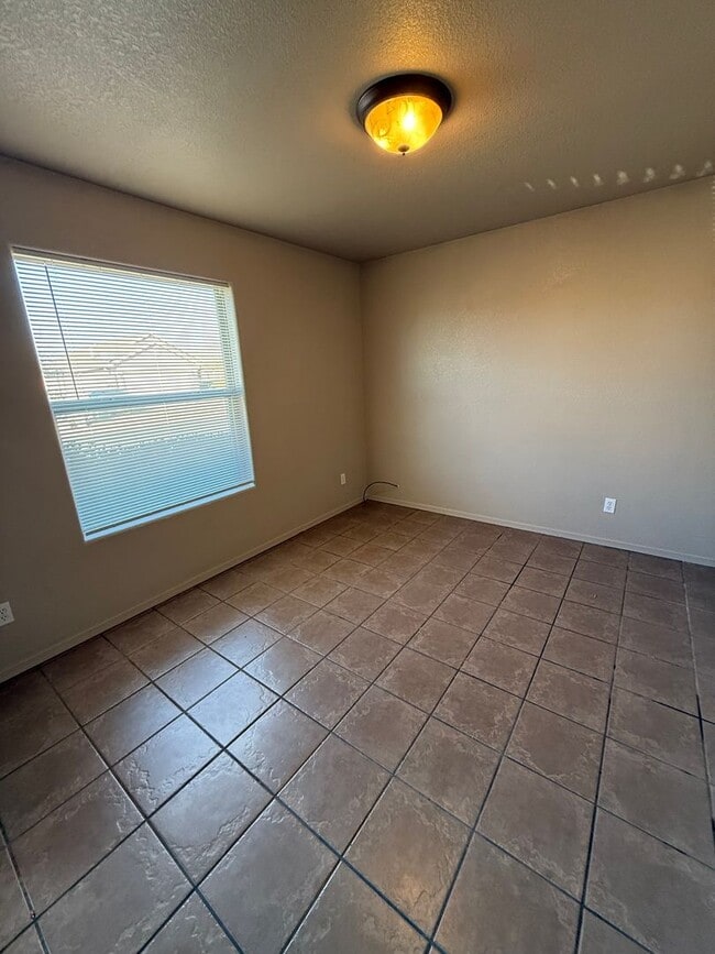 Building Photo - 4 Bedroom, 2 Bathroom House Available Now!